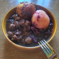 Klöße mit Sojagulasch to-go und entpackt at Kloßinsel in Jena