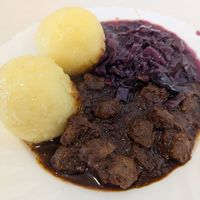 Klöße mit Sojagulasch und Rotkraut at Kloßinsel in Jena