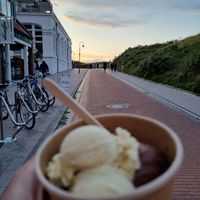 Chocolate and vanilla ice cream at Giovanni L. Gelato de Luxe in Juist