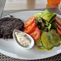 Schwarze-Bohnen-Frikadelle mit Salat und Mayo (drinnen) at Carl Steakmann in Juist