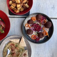 Houmous, falafels et patatas bravas  at Le 17 Place aux Vins in Lisle-sur-la-sorgue