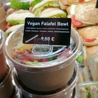 Vegan falafel bowl at FRA - Kuffler & Bucher - T1 in Frankfurt