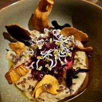 Hummus mit Rote Bete und Gemüsechips at WildLand in Wietze