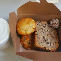 Le drink est leur amandine (avec sirop au chocolat et framboise reccomandé par une employée!)
Un muffin
Un pain au banane
Une galette au carrote 
Et une boule d'amour! at Le Wilson Café-boutique in Shawinigan