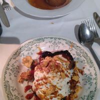 Brioche et pêche au sirop at Faubourg Daimant in Paris