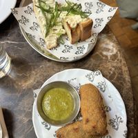 Pain brioché à l'ail (incroyable) et les croquettes  at Faubourg Daimant in Paris
