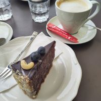 Heidelbeer-Schoko-Cashew-Torte und Wiener Melange mit Hafermilch at Café Residenz in Vienna