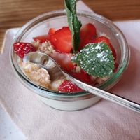 Veganer Strawberry Crumble at 60 seconds to Napoli in Muenster