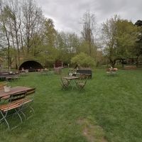 Sitzmöglichkeiten im Freien at Gartencafé Wiligrad in Luebstorf