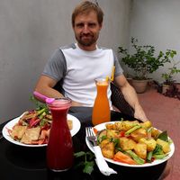 Zumo Panda y energizante en la terraza at Organic Smoothie Bowl and Café - Boudhha in Kathmandu