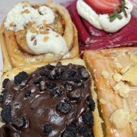 Vegane Zimtschnecken: Carrot Cake, Red Velvet, Oreo und Bueno 🩷  at Cinnamood Bonn in Bonn