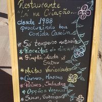Board mentioning vegan options at Restaurante Lá na Criação in Rio De Janeiro