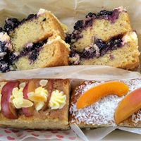 Blackberry layered sponge
Plum and almond loaf
Apricot and coconut loaf
All vegan 💚 at Soul Foods in Alford
