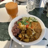 Dahl curry bowl and a carrot lemon juice.  at SLA - Leiden in Leiden