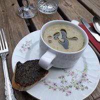 Soupe de courgettes du jardin et pesto, avec initiale du prénom comme petite attention et toasts de tapenade at Le Chateau de Cambiaire in Saint-etienne-vallee-francaise