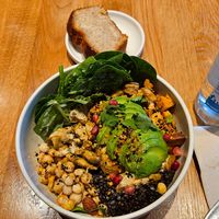 Avocado Bowl mit veganem Hühnchen at beets&roots - Potsdamer Platz in Berlin