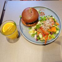 Grinsekatzen Burger with mango iced tea at Katzentempel - Freiburg in Freiburg