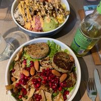 Oben: Rainbow Bowl 
Unten: Knödelgestöber at Katzentempel - Freiburg in Freiburg