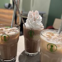 Iced Caramel Chocat Latte (aussen) und Eisschokolade mit Sahne (Mitte)   at Katzentempel - Freiburg in Freiburg
