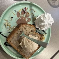 Bananenbrot mit Vanilleeis und Sahne 🍌🍦  at Katzentempel - Freiburg in Freiburg