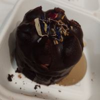 Little tonka cake at Tonka Pastisseria Vegana in Barcelona