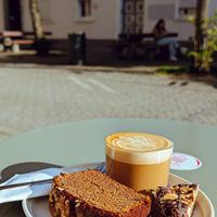Bananenbrot, Schoko Erdnuss Ecke und Flat White mit Oatly. at COMAME in Saarbrucken