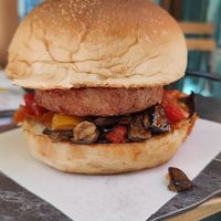 Burger vegano davvero buono e ben presentato. È servito all'interno di un panino sempre fresco e com delle verdure di stagione veramente squisite.

Anche la frittatina di pasta Mo at Hook - No Flag Food in Procida