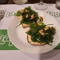 Bruschetta con hummus di ceci, spinaci croccanti e noci at La Puntarella Pazza in Rome