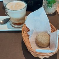 Latte e pãozinho vegano at Office Café Braga in Cabo Frio