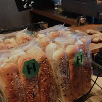 Je kan ook een deel van de 6 pack meenemen en een deel ter plekke opwarmen ;))  at HOUBEN in Eindhoven