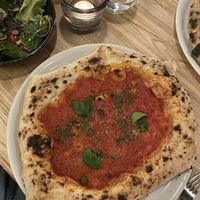 Pizza Marinara (vegan). A classic, but due to the amazing crust it’s special   at SOLO in Kassel