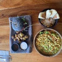 Passable. Burger et faux steak sans goût, de même pour le riz et tofu..  at La Hoja Verde in Tulum