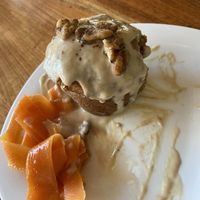 Carrot cake, je le trouve pas bon du tout malheureusement..   at La Hoja Verde in Tulum