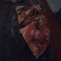 Vegan tomato pesto pizza at La Hoja Verde in Tulum