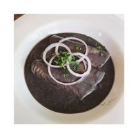 Tortillas gefüllt mit Veganer Chorizo und übergossen mit schwarzer Bohnensoße at La Hoja Verde in Tulum