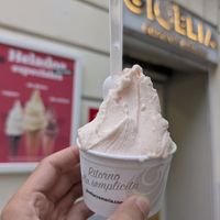 peach and rose flavour at Gioelia Cremeria - Madrid Atocha in Madrid