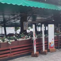 Outdoor seating at the lakefront at Lemontree in Stresa