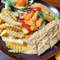 Cremiges Kokoscurry mit Tofu und normalen Pommes statt Süßkartoffelpommes at Asia Dragon  in Alsfeld