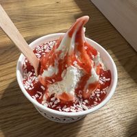 Veganer Froyo mit Erdbeerpüree und Kokosraspeln  at YOMARO in Bonn