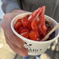 Größe S mit Erdbeeren, zartbitter Schokolade und Erdbeerpüree  at YOMARO in Bonn