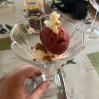 Kokossorbet, Himbeersorbet mit einem Popcorn  at Le Petit Paradis in Malaucene