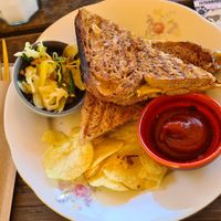 Kastanje Kampioen - vegan grilled cheese sandwich at De Carolinahoeve in De Steeg