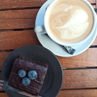 Cappuccino mit Hafermilch und veganer Brownie at nero espresso.food.lifestyle. in Ravensburg