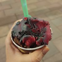 Helado de vainilla negra con sirope de fresa at Antiuxixona Gelateria in Calafell