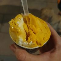 Helado de melocotón (derecha) at Antiuxixona Gelateria in Calafell