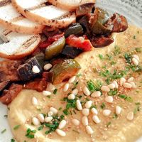 Hummus amb ratatouille i pa sense gluten at Secallets in El Vendrell