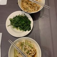 Flat sichuan noodle, flat sesame noodle, vegetable dish (spinach)  at Ivy's Veggie - 艾薇家蔬食 in Taitung