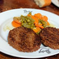 Hamburguesas con menestra at Petritegi Sagardotegia in Astigarraga