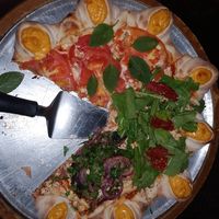 Pizza com borda "vulcão" de cheddar. at Trattoria João Manjericão in Santa Catarina