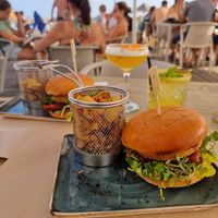 Hambúrguer sem queijo e cocktails fantásticos at Borda d'Água in Fuseta